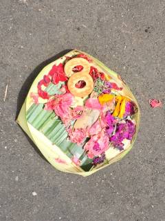 印尼巴厘岛流传至今的婆罗门教祭祀物,随便一个十字路口都可以见到 印尼巴厘岛流传至今的婆罗门教祭祀物,随便一个十字路口都可以见到