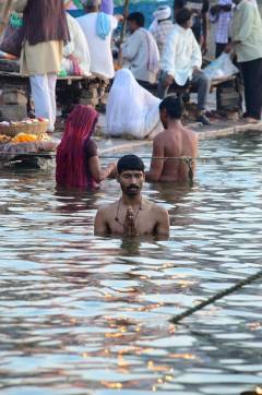 |至今印度教徒仍认为在恒河水洗浴能除诸恶。